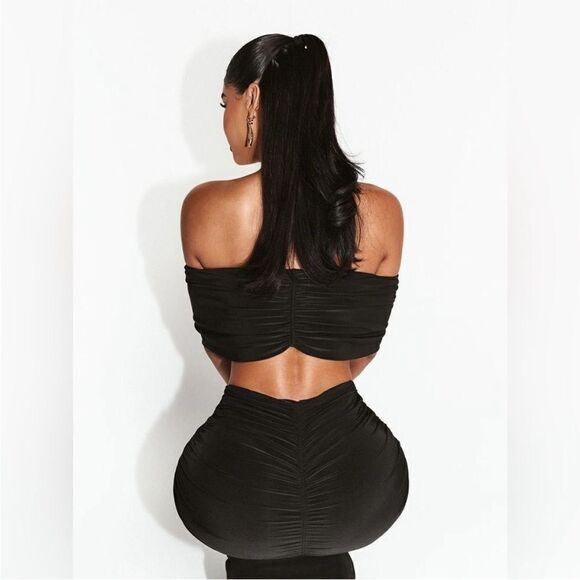 Naked Wardrobe NWT HOURGLASS OFF-SHOULDER
RUCHED CROP TOP Black Size XL - Picture 2 of 4